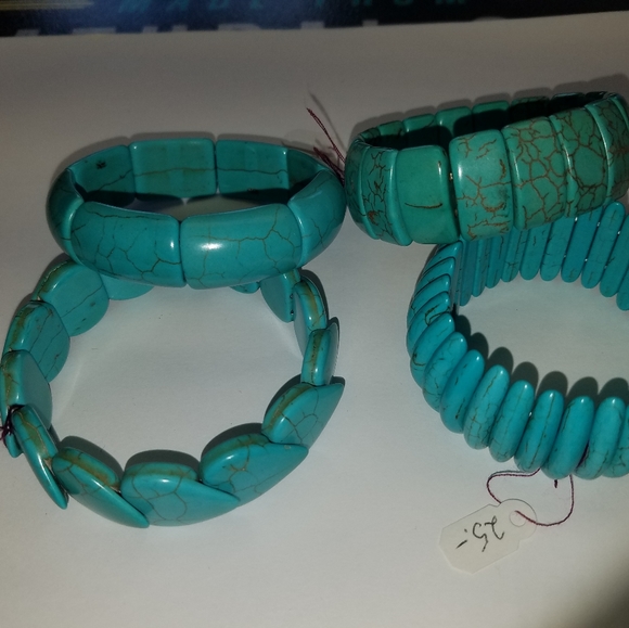New Turquoise Dyed Howalite stretch Bracelet - Picture 1 of 8